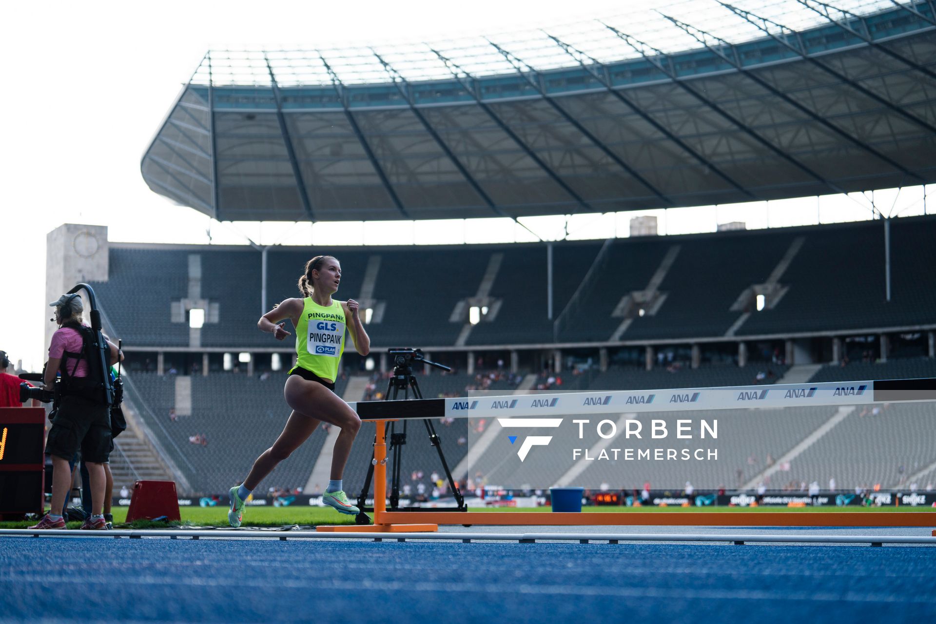 Svenja Pingpank (Hannover Athletics) ueber 5000m waehrend der deutschen Leichtathletik-Meisterschaften im Olympiastadion am 26.06.2022 in Berlin